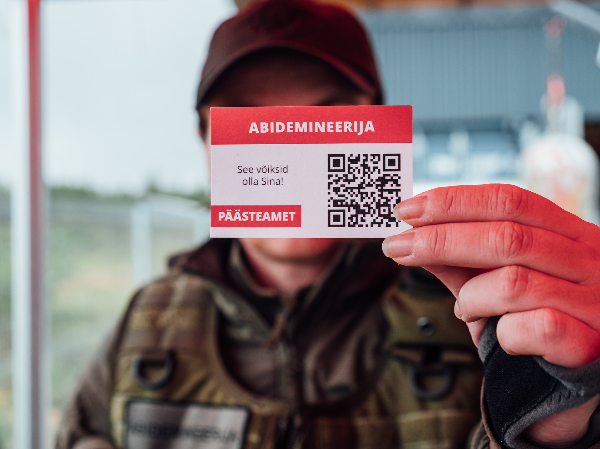 Varjatud näoga abidemineerija hoiab käes reklaami: abidemineerija. see võiksid olla sina. päästeamet