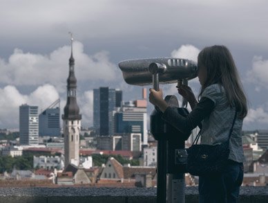 Naine vaateplatvormil pikksilmaga Tallinna vaadet nautimas.