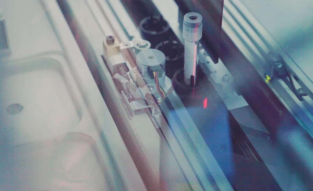 Pilt laborist, kus testitakse viiruse proove