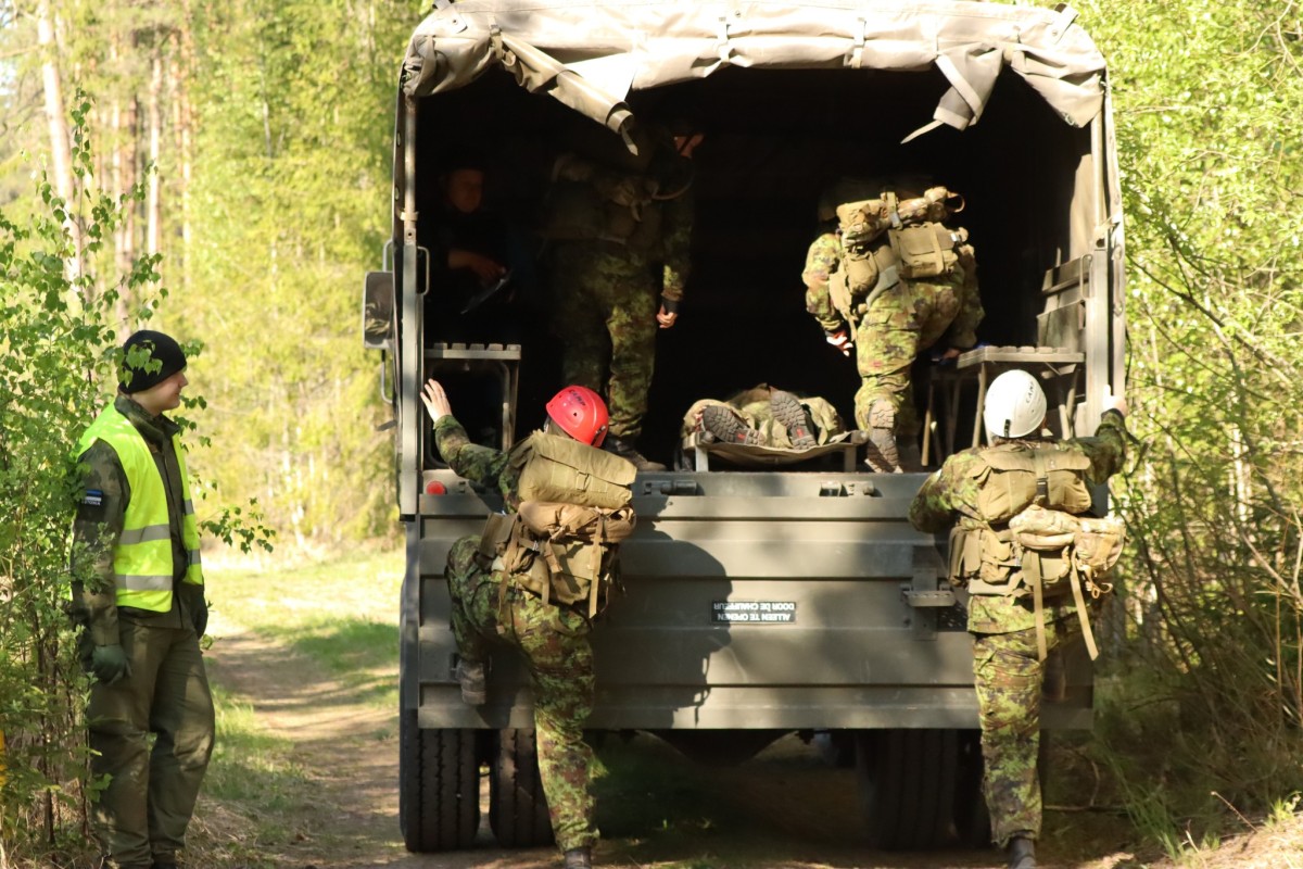 Naiskodukaitsjad koormusmatkal veoauto kasti ronimas