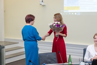 Peaminister Kaja Kallas tänab lilledega professor Irja Lutsarit.
