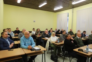 Loenguruun, inimesed istuvad kahekaupa laudade taga