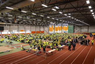 Evakuatsiooni läbimäng suurõppusel CREVEX. Palju kollastes vestides inimesi (vabatahtlikud mängijad) evakuatsioonipunktiks kohandatud spordihallis