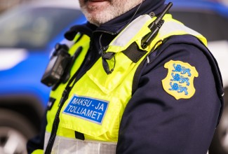 vormiriietes tolliametnik, mees, nägu pole näha