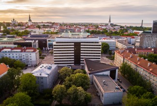 Droonivaade välisministeeiumile, taustal Tallinna vanalinn