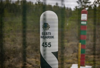 Piiripost nr 455 kirjaga Eesti Vabariik metsa taustal