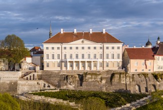 Eestvaade Stenbocki majale tumedate pilvedega päikesepaistelisel päeval